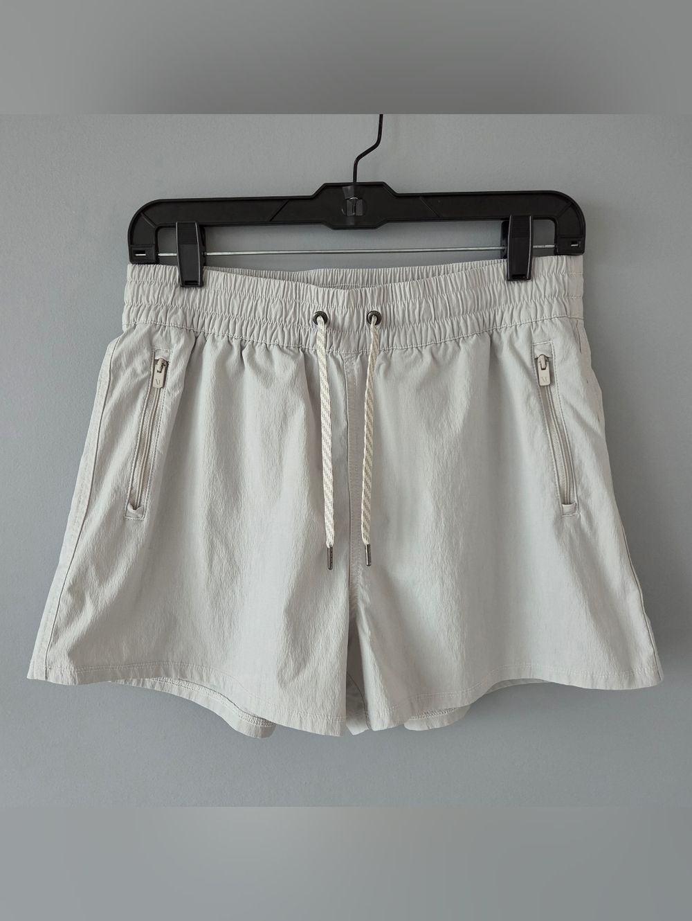 Vuori Women’s Birch Shorts - Silver Cloud w/Flaw - Size Medium - VW3142